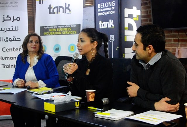 Fotografía realizada antes de la actual crisis sanitaria. Los bahá’ís de Jordania han patrocinado mesas redondas con periodistas sobre cómo los medios de comunicación pueden convertirse en una fuente de esperanza para la sociedad.