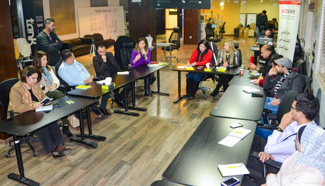 عکس قبل از بحران کنونی بهداشت گرفته شده است. طهانی روحی از دفتر امور خارجی جامعهٔ بهائی این کشور میگوید: «در مقاطع خاصی در چند ماه گذشته، تصویر جامعتری از جهان در گزارش اخبار انعکاس یافته است: تصویری که تنها شامل روایتهای هیجانانگیز نبوده، بلکه فرآیندهای سازندهای را که در هر جامعهای وجود دارد نیز انعکاس داده است. قدرت رسانه در برانگیختن حس امیدواری در این زمان به طور خاص آشکار شده است.»