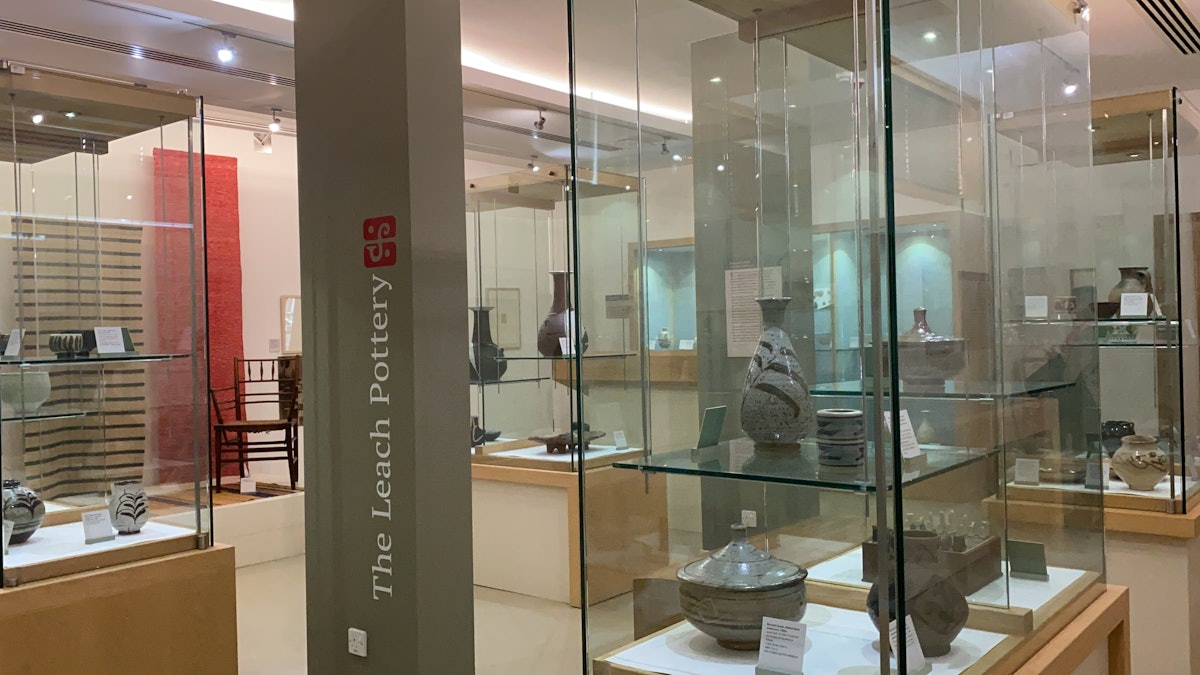 L’exposition du centenaire de la Leach Pottery au Crafts Study Centre, université des Arts créatifs, Farnham, Royaume-Uni.