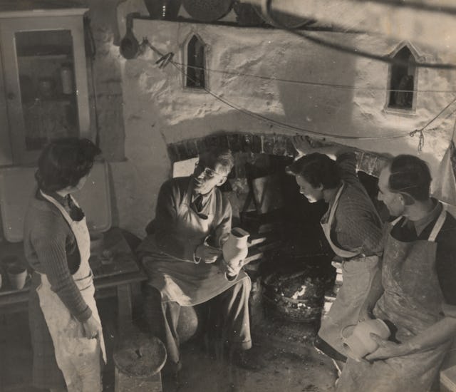 Bernard Leach bersama putranya, David dan murid-muridnya di Old Pottery di St. Ives, Inggris.  Dari arsip Bernard Leach di Pusat Studi Kerajinan, Universitas Seni Kreatif, BHL/8999A.