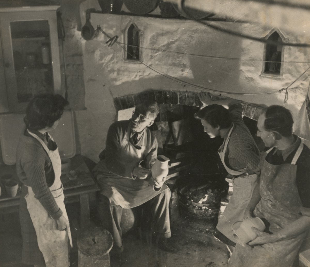 Bernard Leach avec son fils, David, et des étudiants à la Old Pottery à St. Ives, en Angleterre. Provenant des archives Bernard Leach au Crafts Study Centre, université des Arts créatifs, BHL / 8999A.