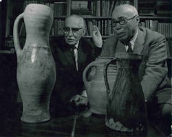 La tradición ceramista establecida en Inglaterra hace cien años se inspiró en el principio bahá'í de la unicidad de la humanidad y trató de unir Oriente y Occidente. 