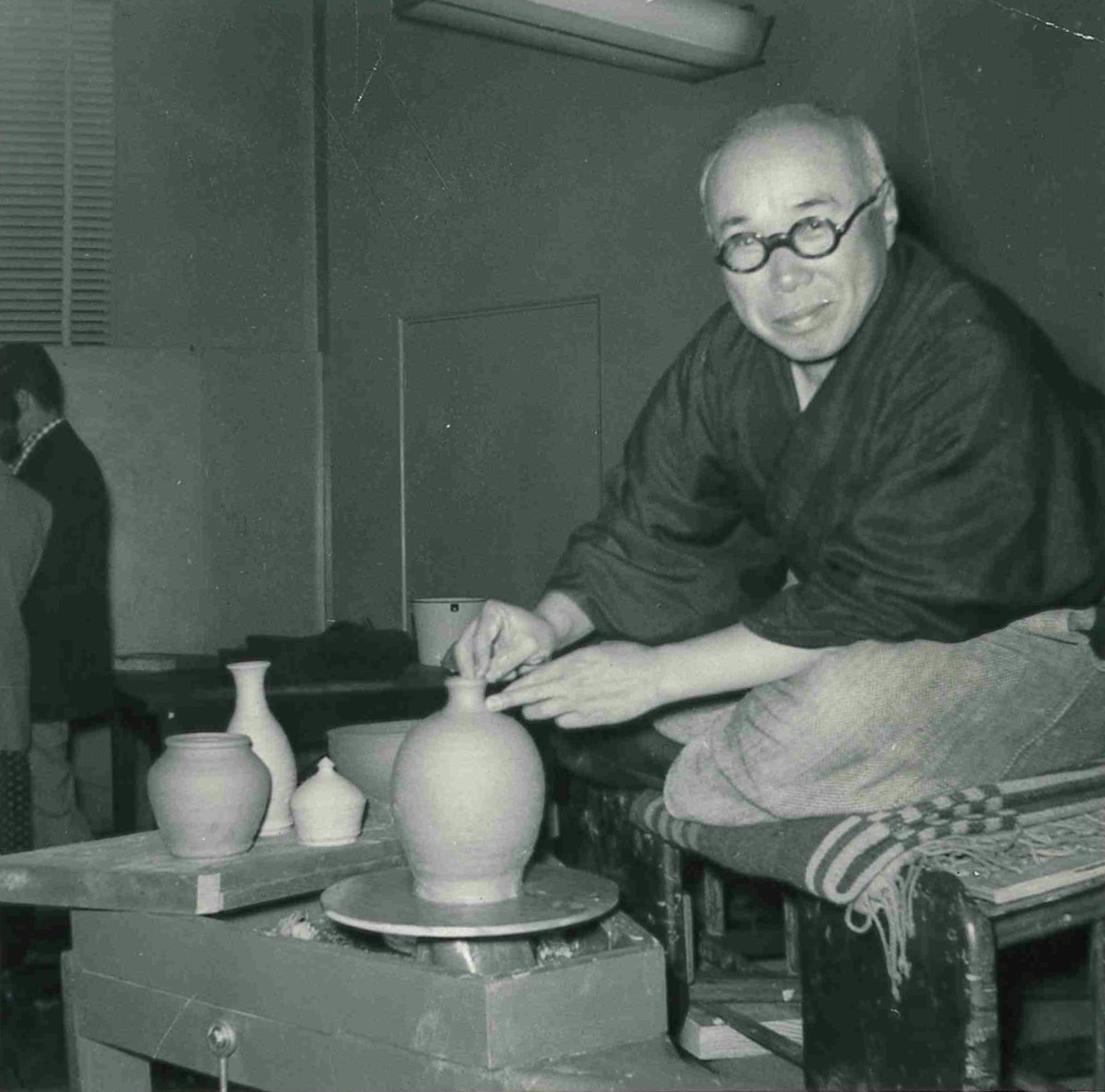 Shoji Hamada montrant le travail au tour, 1953. Provenant des archives Bernard Leach au Crafts Study Centre, université des Arts créatifs, BHL / 13300.