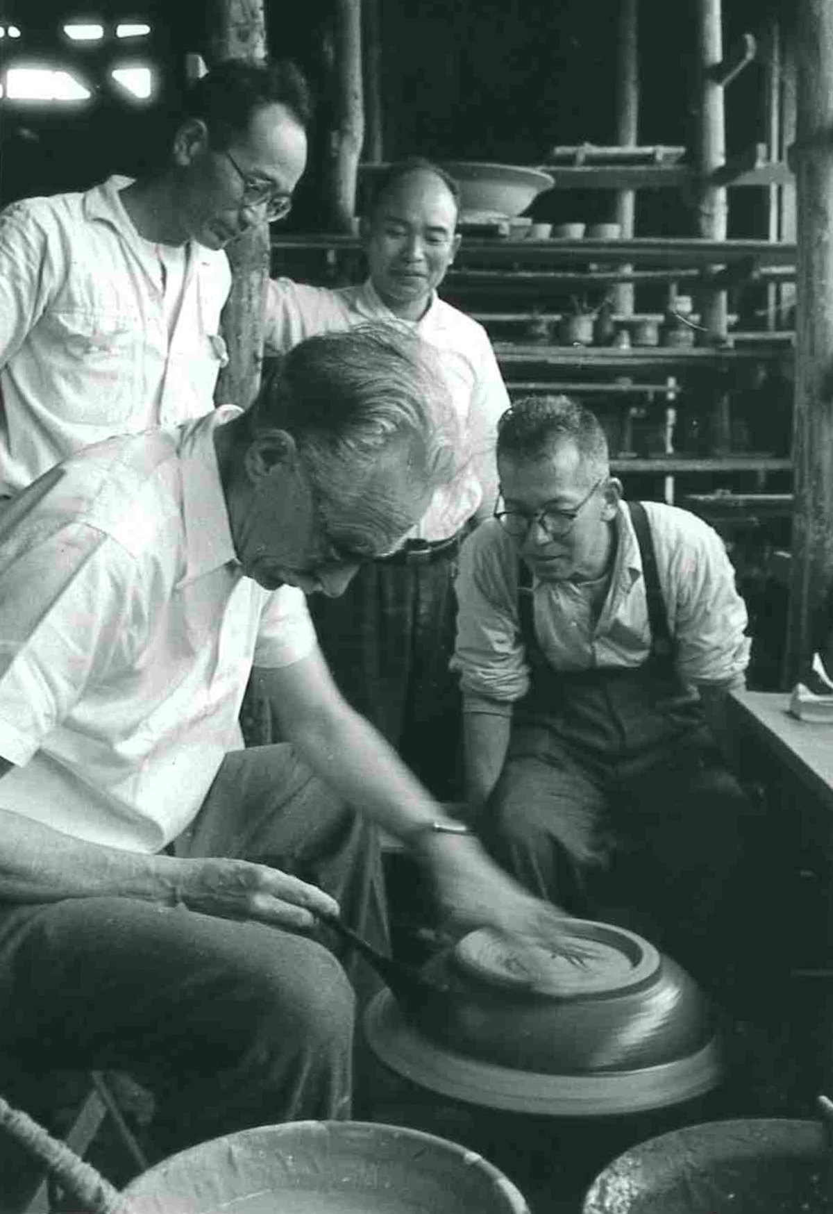 Bernard Leach enseña a estudiantes japoneses en el horno de Marusan, Fujima. Del archivo de Bernard Leach en el Centro de Estudios de Artesanía, Universidad de las Artes Creativas, BHL/12677.