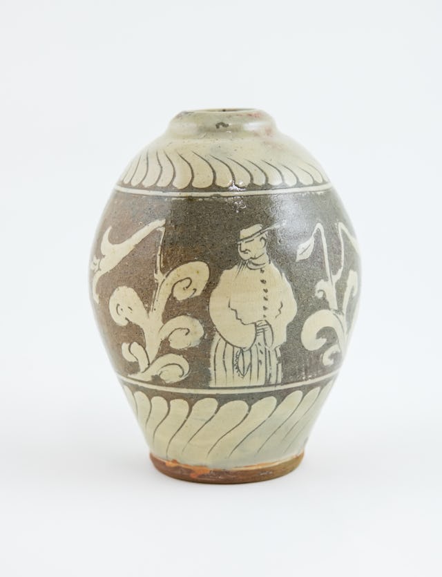 Un vase de Bernard Leach, intitulé « Salomon parmi les lys », présenté dans le cadre de l’exposition « Kai Althoff accompagne Bernard Leach » à la Whitechapel Art Gallery, Londres. Image reproduite avec l’aimable autorisation des musées de Leicester © Bernard Leach Estate.