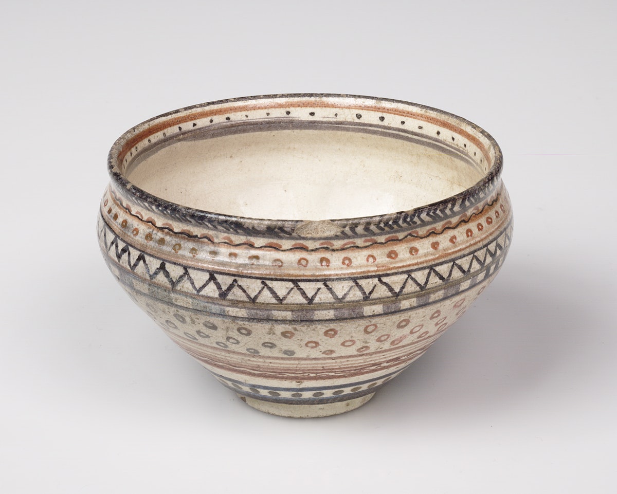 Un des tout premiers pots en raku que Leach a fabriqué avec l’aide d’un artisan inconnu, Tokyo, 1911. © Crafts Study Centre, université des Arts créatifs, P.75.67.