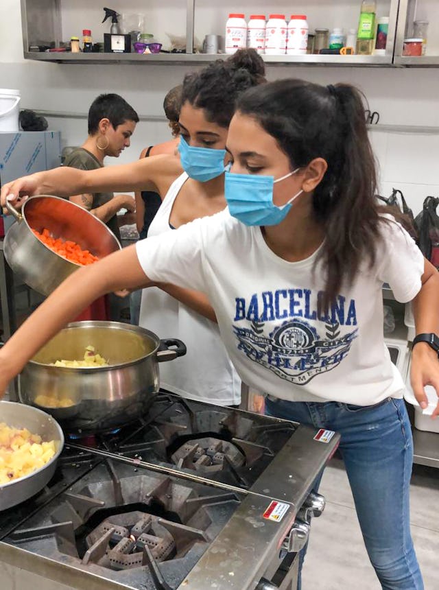 در روزهای پس از انفجار ماه اوت در بیروت، گروهی از جوانان که در فعالیتهای جامعهسازی جامعهٔ بهائی شرکت داشتند شبکهای متشکل از نیروهای داوطلب به نام «مرکز کمکرسانی» (Helping Hub) بوجود آوردند تا فعالیتهای افراد اطرافشان را در زمینهٔ امداد و بازیابی هماهنگ کند.