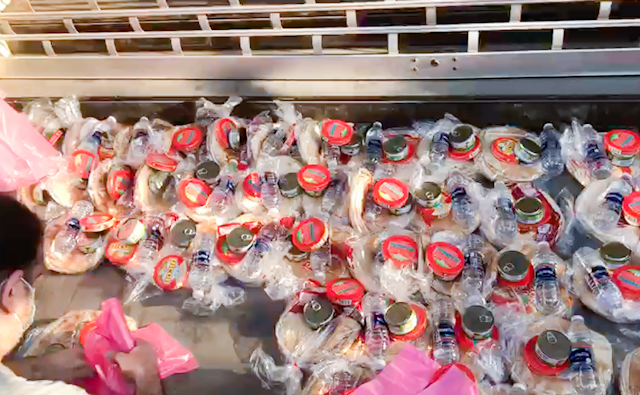 این داوطلبین برای بیش از یک ماه، هر روز به پخش ۳۰۰ وعده غذا، جمعآوری لباسهایی برای اهدا، کمک به تمیز کردن ساختمانهای تخریبشده و پوشاندن پنجرههای شکسته و انجام کارهای دیگر پرداختند.