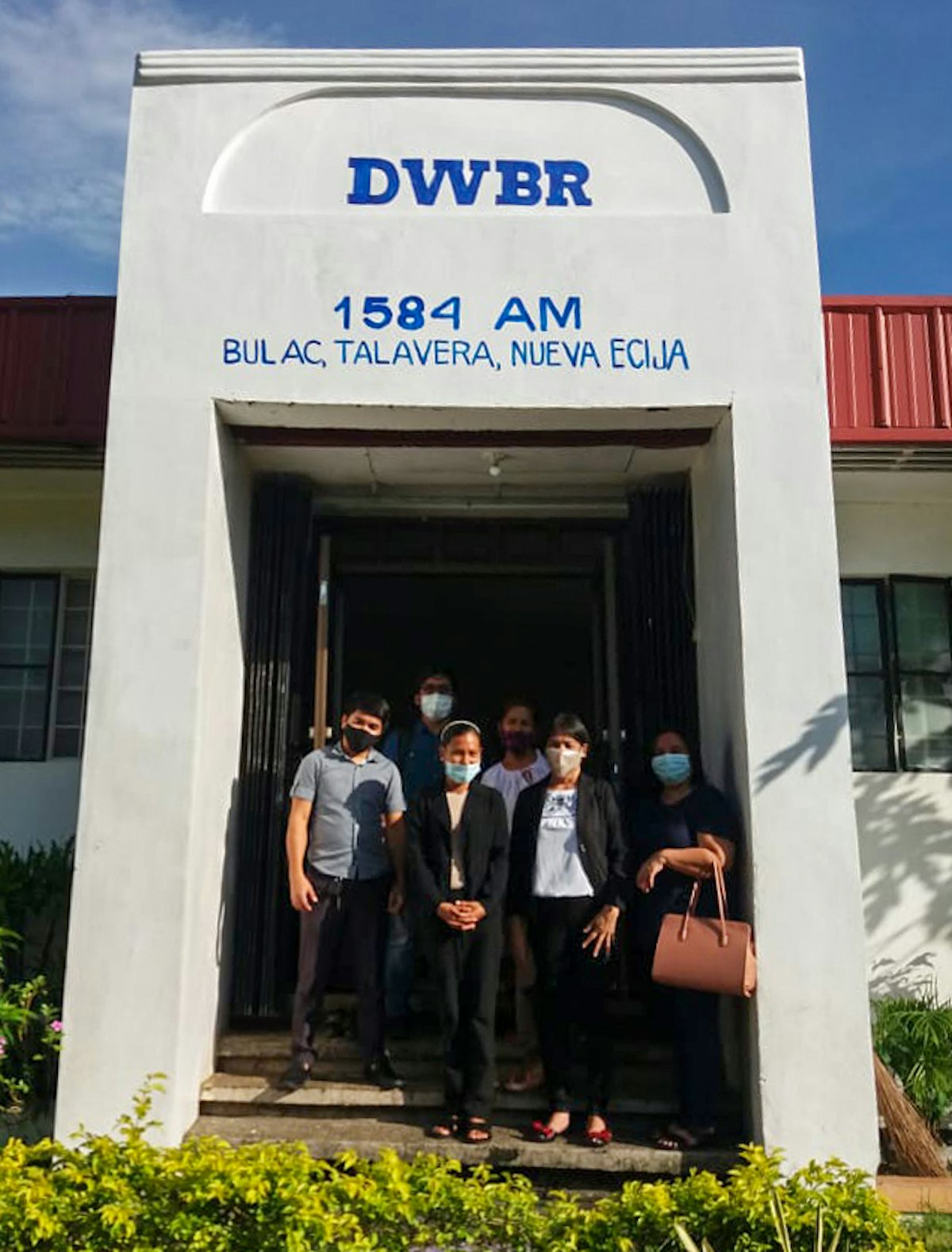 Representantes del Ministerio de Educación visitan Radyo Bahá’í de Filipinas. La emisora colabora con el ministerio para cubrir las necesidades educativas de la región.