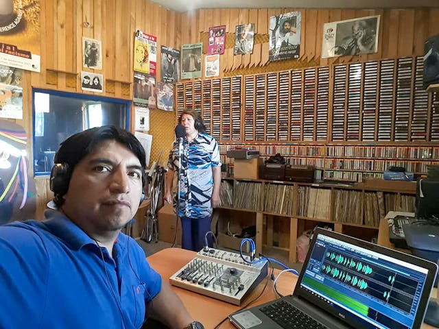 Photographie prise avant la crise sanitaire actuelle. L’un des domaines d’intérêt de la radio bahá’íe chilienne a été la préservation de la langue et de la culture du peuple mapuche.