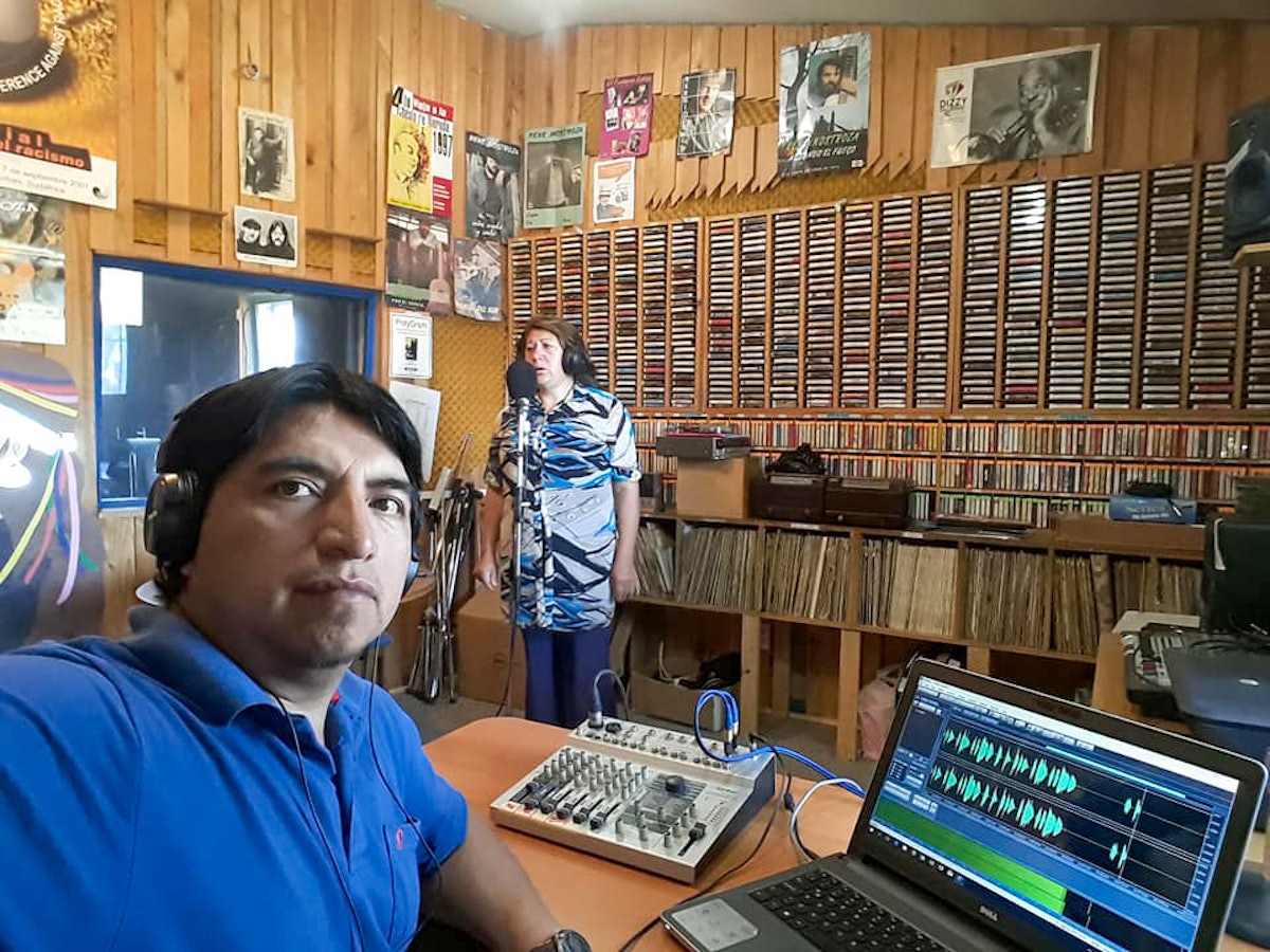 این عکس قبل از بحران کنونی سلامت گرفته شده است. یکی از موضوعات مورد تمرکز این ایستگاه رادیویی کمک به حفظ زبان و فرهنگ مردمان ماپوچه بوده است.