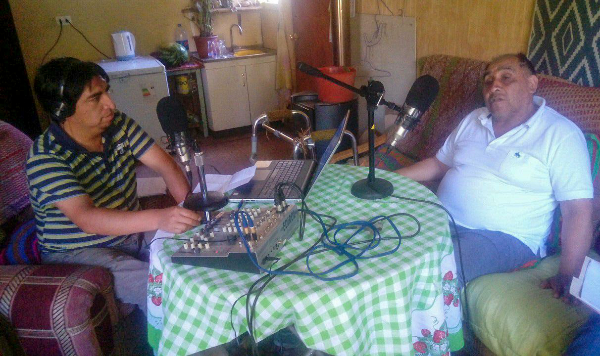 Photographie prise avant la crise sanitaire actuelle. Katty Scoggin, qui collabore avec les stations de radio du Chili et du Panama, revient sur les expériences récentes : « Ces stations de radio bahá’íes fonctionnent depuis des années et des années. Elles font partie de la culture locale. Ces initiatives ne sont pas seulement un service de diffusion unilatéral, elles ont une présence significative dans les communautés qu’elles desservent. »