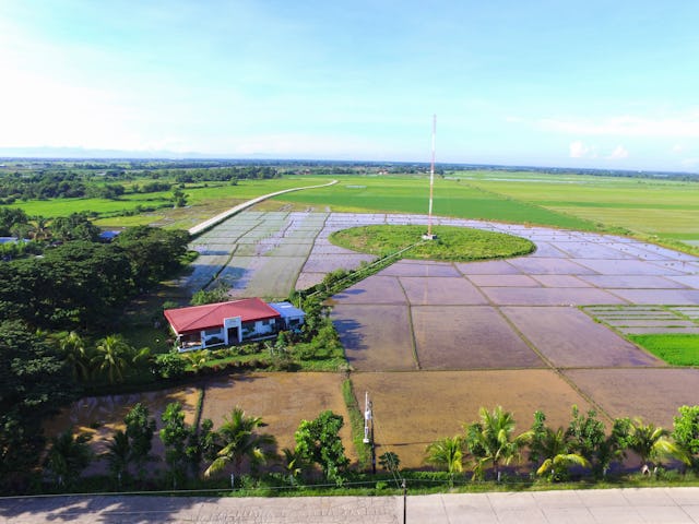 Radyo Bahá’í, dans la région centrale de Luzon aux Philippines, a joué un rôle important pendant la crise sanitaire en créant un sentiment de solidarité et en transmettant des messages cruciaux aux zones reculées dans son rayon de diffusion de 90 kilomètres.