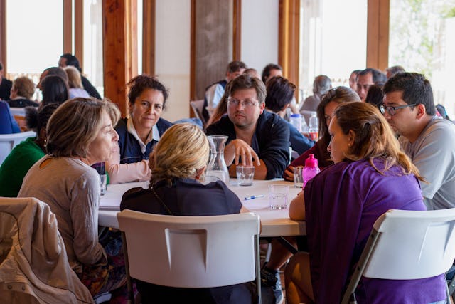 Photographie prise avant la crise sanitaire actuelle. Au cours de l’année écoulée, les bahá’ís du Chili ont contribué aux débats sur le progrès social en créant des espaces à tous les niveaux, de la base au niveau national, pour examiner avec leurs concitoyens les fondements d’une société matériellement et spirituellement prospère.