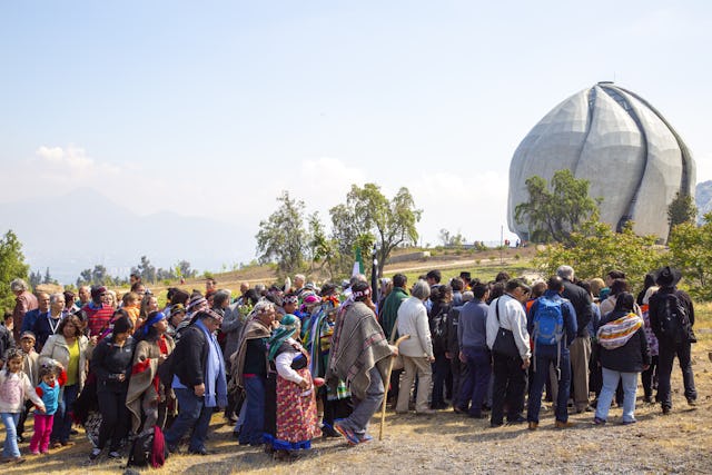 Photograph taken before the current health crisis. A group of Mapuche community members visiting the Bahá’í House of Worship in Santiago. The Bahá’ís of Chile have given special attention to ensure that the voice of women and indigenous peoples is heard in special gatherings held over the last year that seek to contribute to a national discourse on social progress.