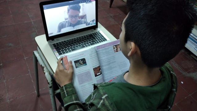 Les enseignants de l’école de Riḍván proposent des cours en ligne et par d’autres moyens, notamment à distance de sécurité dans les rues du quartier où les familles ont un accès limité ou inexistant à l’internet.