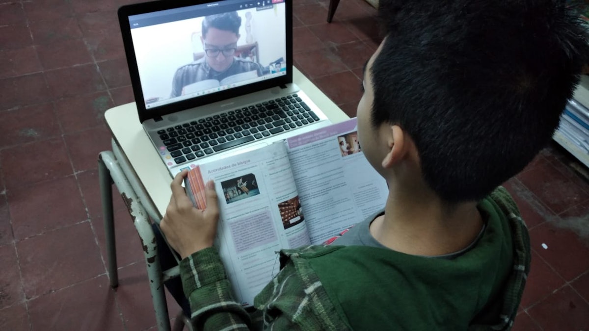 Los maestros de la escuela Riḍván en El Salvador han estado ofreciendo clases en línea y por otros medios, como las clases en las calles de los barrios con un acceso limitado o nulo a internet, manteniendo la distancia de seguridad.