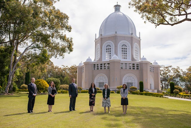 El diputado Jason Falinski (tercero desde la izquierda) con los representantes de la comunidad bahá’í durante una visita a la Casa de Adoración de Sídney para conmemorar el centenario la semana pasada.