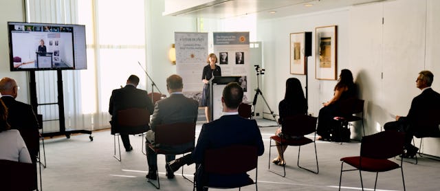 سخنان ضبط شدۀ نخستوزیر به مناسبت سالگرد تولد حضرت بهاءالله و صدمین سال ورود جامعۀ بهائی به استرالیا، روز سهشنبه در ضیافتی پارلمانی در مجلس پارلمان کانبرا پخش شد.