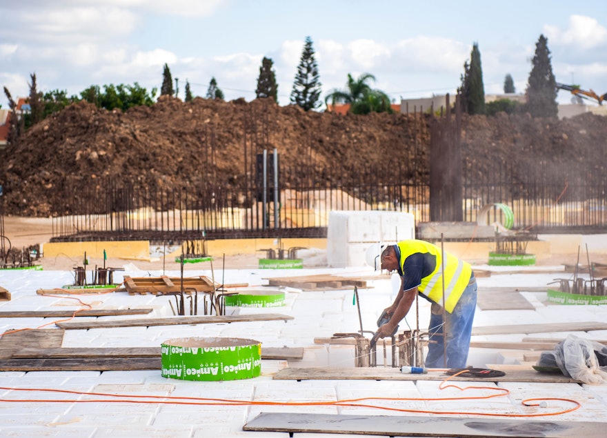 Des « plaques d’assise » sont assemblées pour séparer la plate-forme en béton du sol.