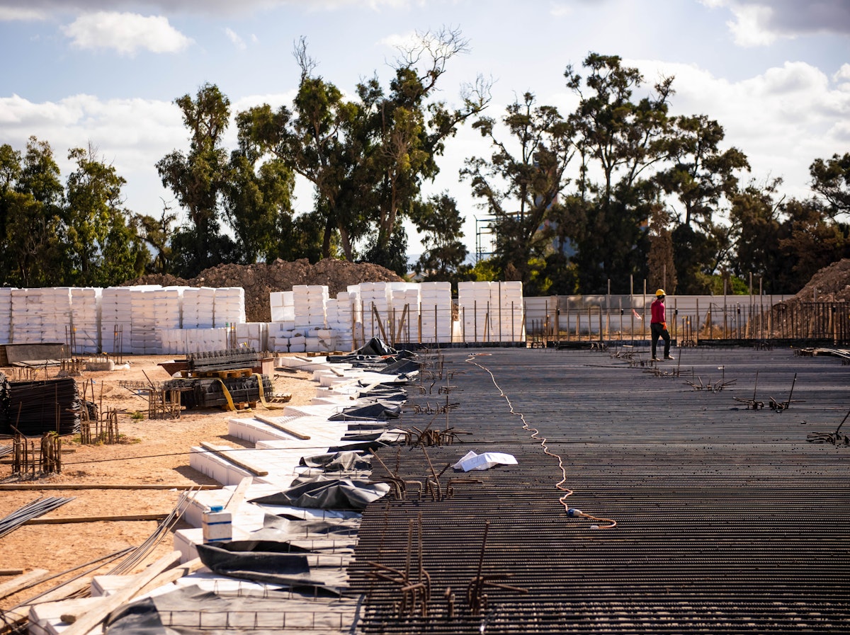 Une fois « les plaques d’assise » mises en place, des barres de renforcement sont posées pour le coulage du béton.