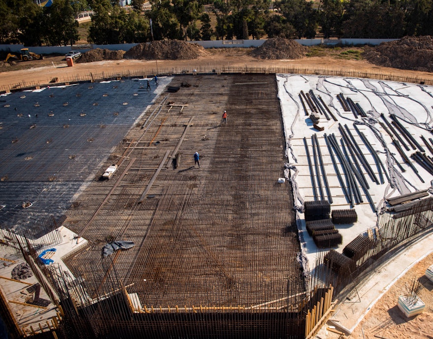 A medida que se completa un segmento de la plataforma, la preparación continúa en el siguiente. La construcción de las plataformas de hormigón para las bermas está casi terminada.