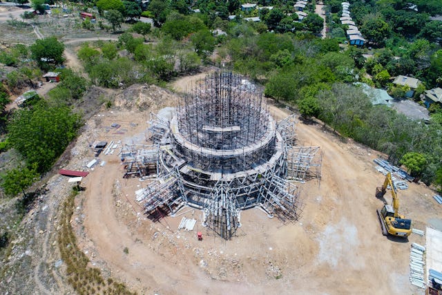 El sistema estructural sostendrá finalmente una cúpula de malla de acero que alcanzará en su ápice una altura aproximada de 16 metros sobre el nivel del suelo.