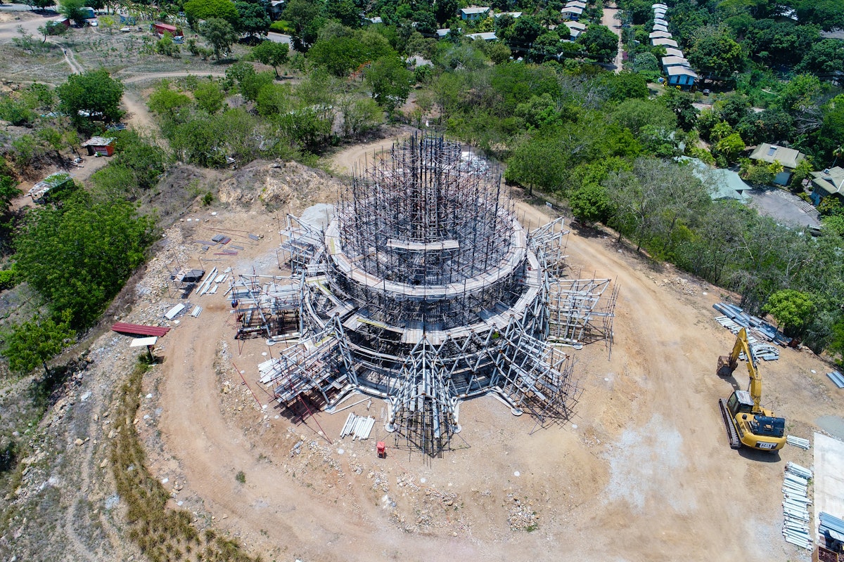 El sistema estructural sostendrá finalmente una cúpula de malla de acero que alcanzará en su ápice una altura aproximada de 16 metros sobre el nivel del suelo.