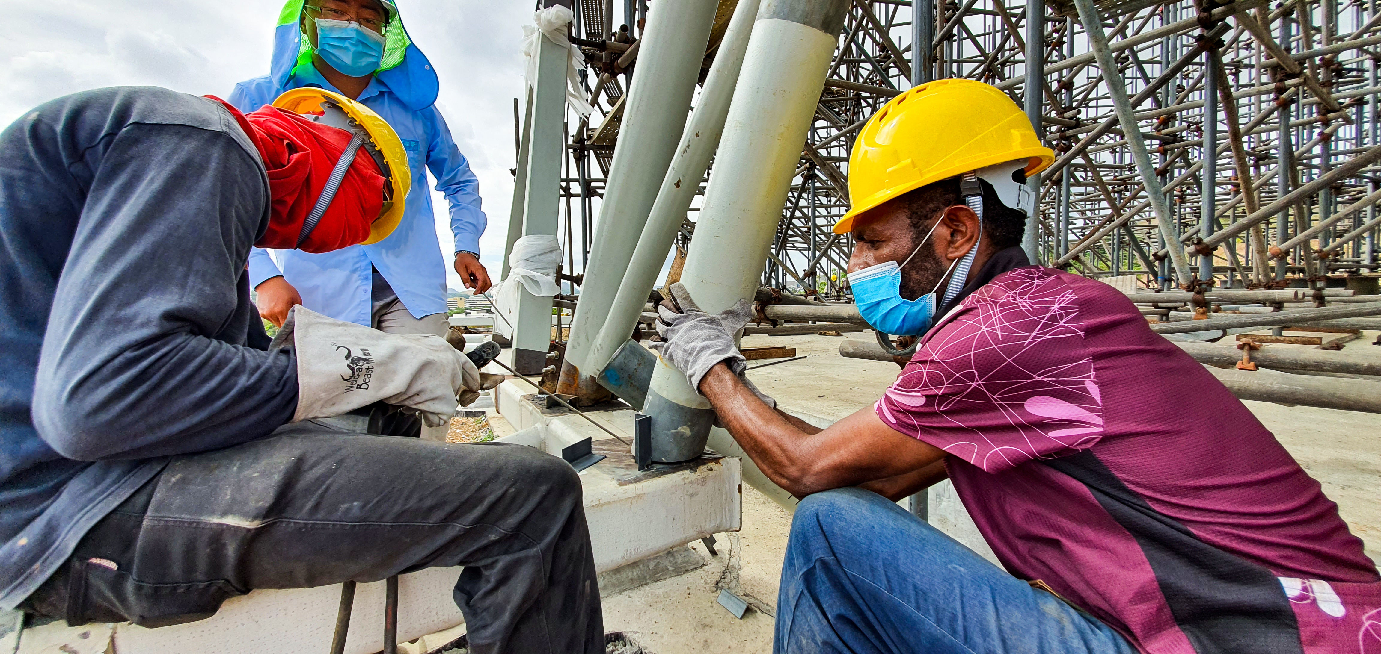 The intricate steel structure for the central edifice is anchored to pedestals built into the foundations of the edifice at 36 points, providing flexibility for varying conditions.