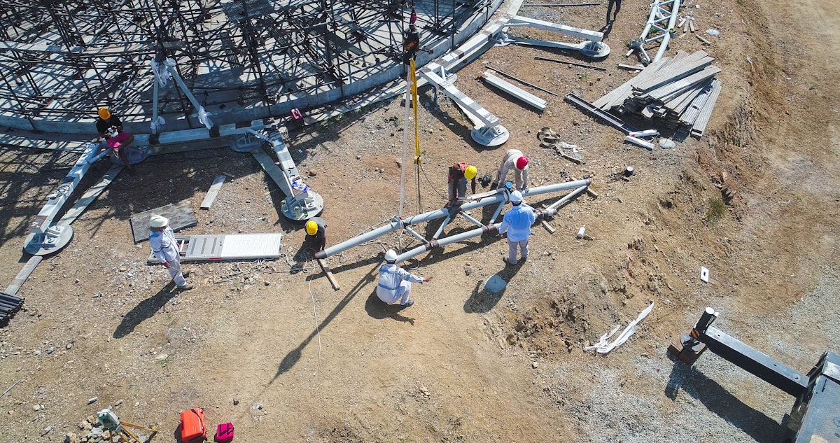 Tras completar los cimientos de la Casa de Adoración en diciembre pasado, se ha avanzado en la construcción de una intrincada estructura de acero para el edificio central.