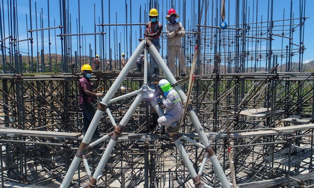 Tras completar los cimientos de la Casa de Adoración en diciembre pasado, se ha avanzado en la construcción de una intrincada estructura de acero para el edificio central.