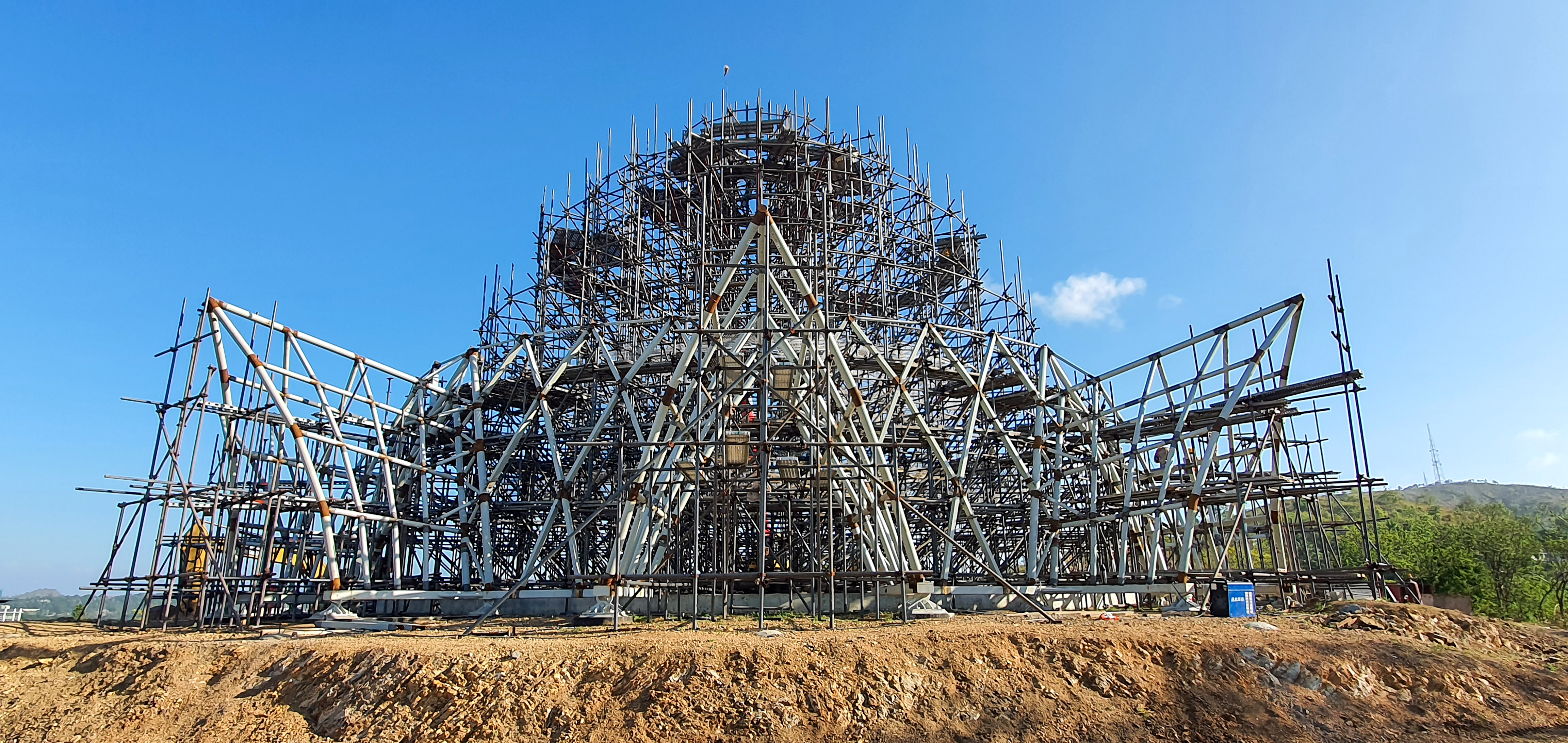 An innovative design for the steel dome, devised by Werkstudio, an engineering firm based in Germany and Poland, provides the required strength with an economical use of material.