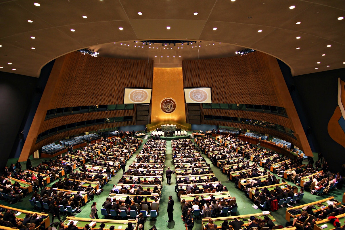 La sala de sesiones de la Asamblea General de las Naciones Unidas en Nueva York. (Fotografía de Basil D Soufi, CC BY-SA)