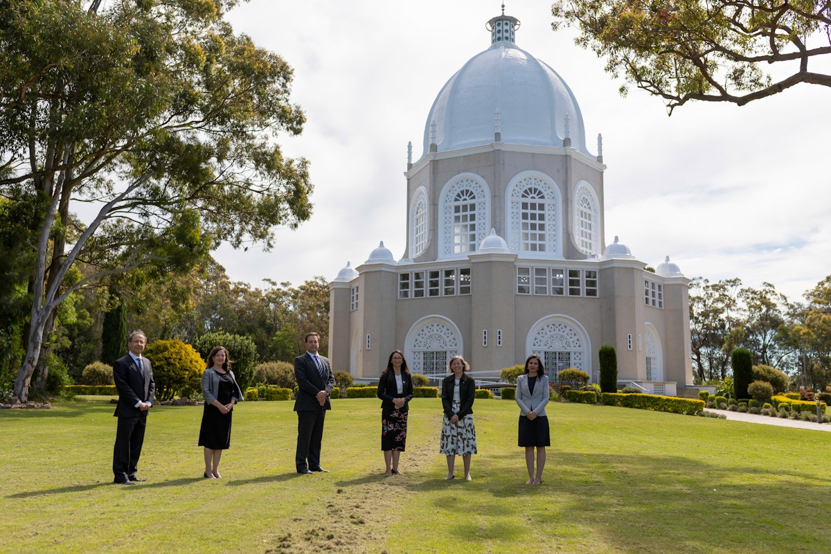 Le député Jason Falinski [visite] (https://news.bahai.org/fr/story/1466/) la maison d’adoration bahá’íe à Sydney, où il a reçu un exemplaire de Creating an Inclusive Narrative.