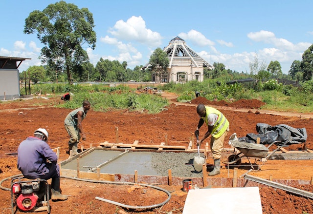 Seiring kemajuan pembangunan di seluruh situs, pekerjaan dimulai di kebun dan jalan setapak yang akan mengelilingi candi.