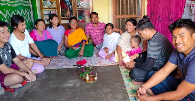 این عکس قبل از بحران سلامت کنونی گرفته شده است. در مقالهای که برای بحث و گفتگو توسط دفتر روابط عمومی بهائیان تهیه شده بر نیاز به مشورت به عنوان بستری برای تصمیمگیری در میان خانواده تاکید شده است. «توانمندی مشورت به نحوی محبتآمیز، باملاحظه و در عین حال صادقانه برای رسیدن به تصمیم جمعی، هنری است که بشریت تنها در آغاز درک ارزش آن است.»