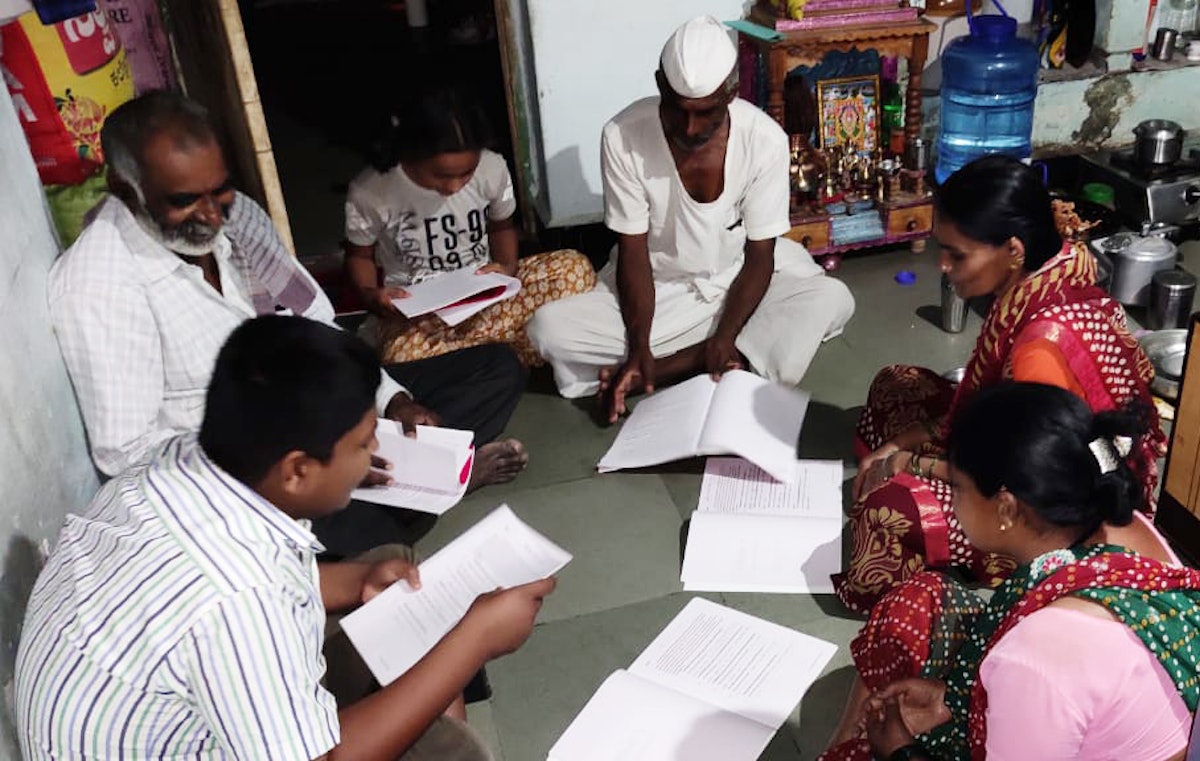 Una familia de la India aprovecha el tiempo juntos durante la pandemia para leer y debatir los materiales educativos bahá'ís que crean capacidad para el servicio a la sociedad.