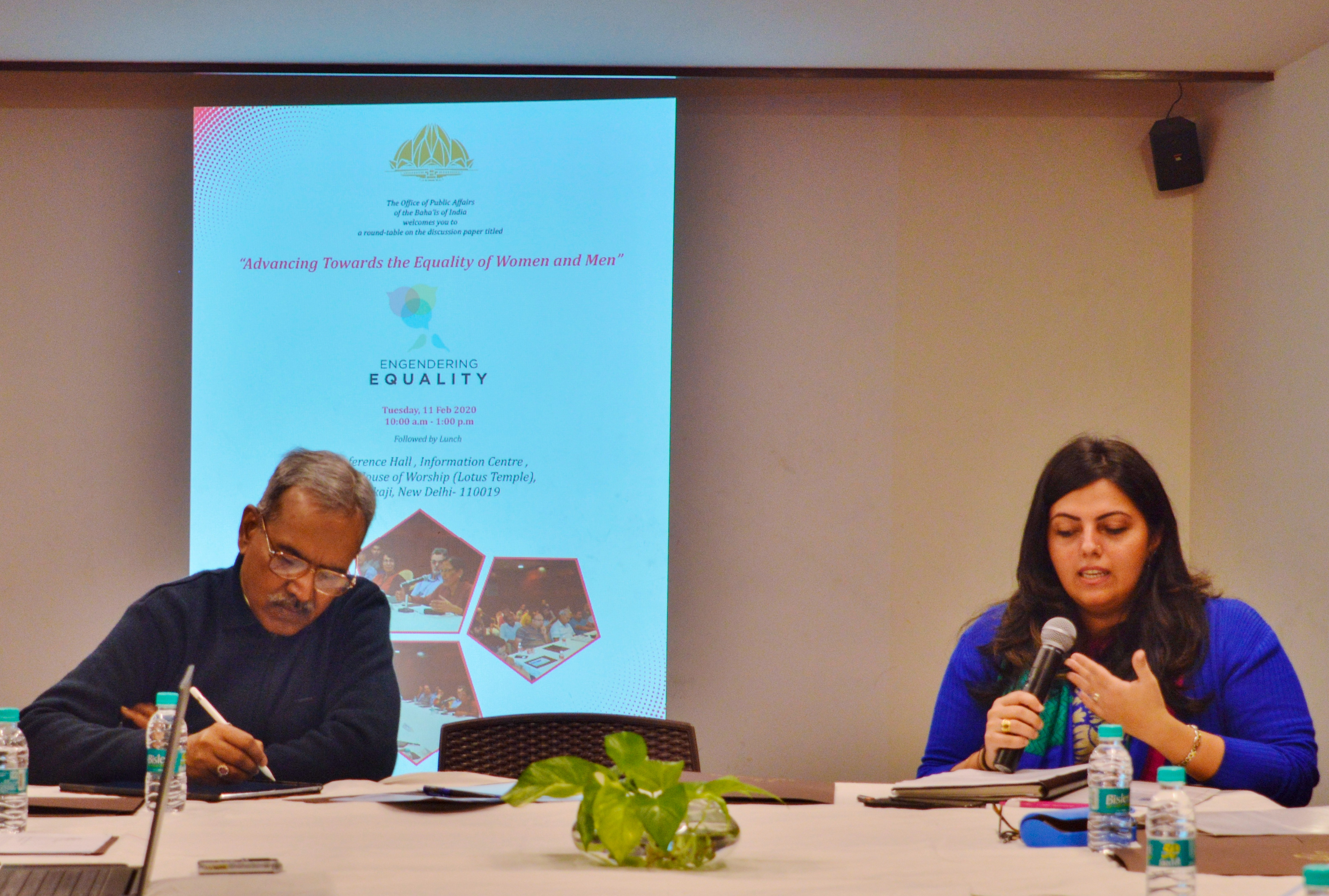این عکس قبل از بحران سلامت کنونی گرفته شده است. سمیناری دربارۀ حرکت به سوی برابری زنان و مردان که سال گذشته توسط دفتر روابط عمومی بهائیان برگزار شد. جامعۀ بهائی هندوستان مشارکت‌های بسیاری در طی دهه‌های گذشته در گفتمان‌های اجتماعی در زمینۀ برابری جنسیتی داشته است.