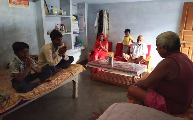 خانم نیلاکشی راجخوا از دفتر روابط عمومی بهائی میگوید: «تلاشهای جامعهسازی بهائی، خانوادهها را تشویق میکند تا زمانی که دست به اقدام میزنند، با هم برنامهریزی و مشورت کنند... دعا و نیایش نیز در بوجود آوردن روح وحدت نقش مهمی دارد.»