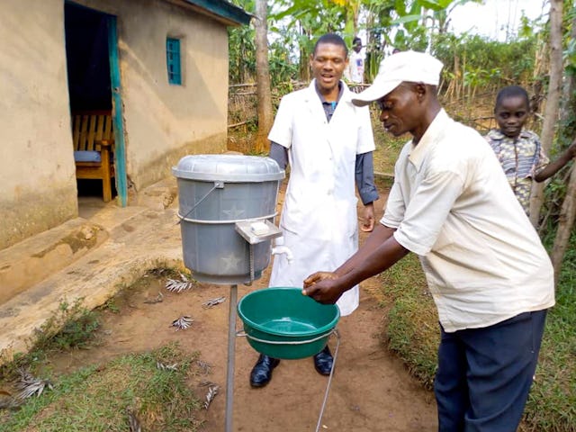 Un centro de salud abierto por los bahá'ís de la República Democrática del Congo en la localidad de Chanjavu. Ahora la enfermera jefe (centro) ayuda a capacitar a los educadores sanitarios que han creado espacios de debate para que grandes grupos de familias consulten juntos sobre cuestiones relacionadas con la salud.