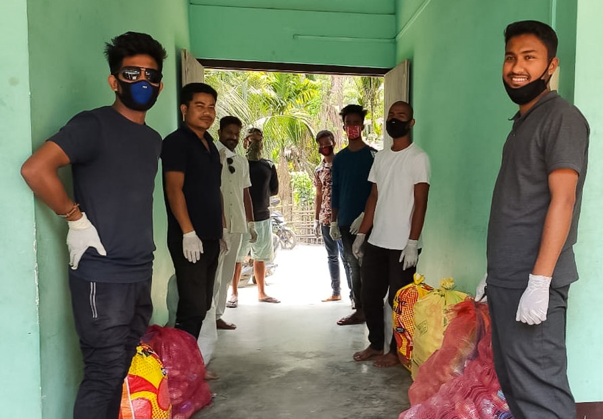 As the health crisis continued, Bahá’í communities and institutions began coordinating an organized response. In India, Bahá’í Local Spiritual Assemblies in various parts of the country have been distributing food and other necessities to citizens whose economic situation has become precarious.