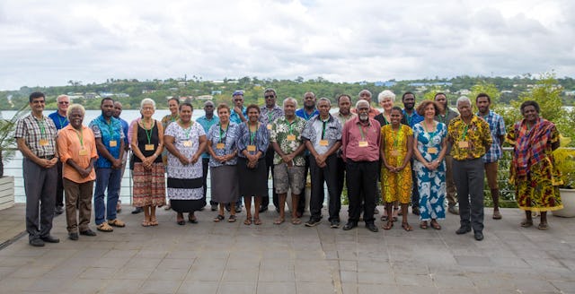 De nombreuses activités au Vanuatu ont été autorisées par le gouvernement, y compris des rassemblements en personne, car le pays est resté largement exempt de coronavirus.  Les baha'is de Vanuatu ont récemment réuni des représentants du bureau du Premier ministre et du ministère de l'Éducation, des chefs de village et différents acteurs sociaux pour réfléchir ensemble sur le rôle de l'éducation morale dans la société.