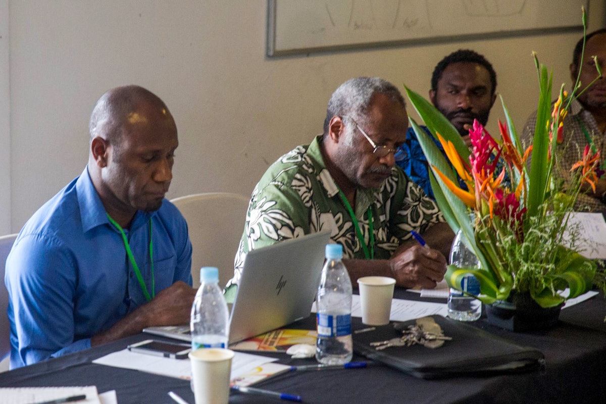 El Gobierno ha autorizado muchas actividades en Vanuatu, entre ellas las reuniones presenciales, ya que el país ha permanecido en su mayor parte libre de coronavirus. Participantes en una reunión sobre educación organizada por la Comunidad Bahá’í de Vanuatu.