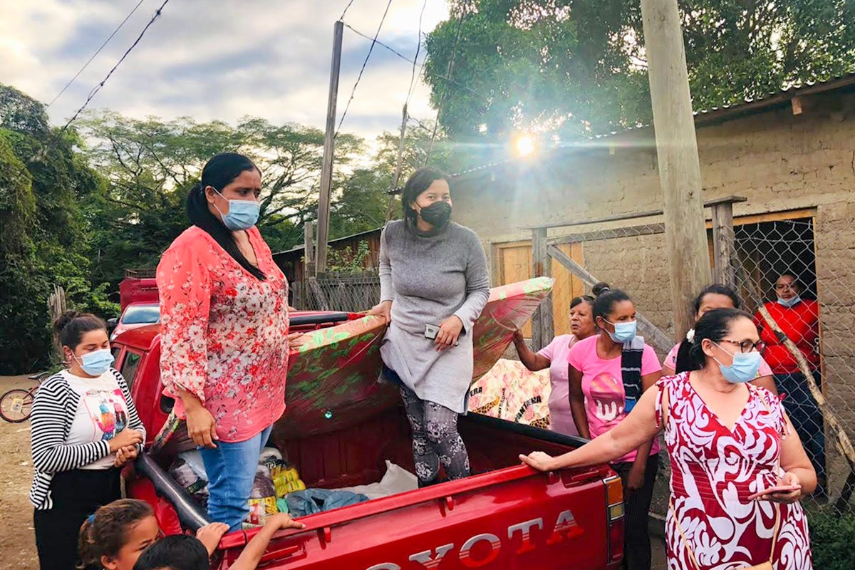 Los bahá'ís de La Lima se levantaron inmediatamente después del huracán Eta para entregar ayuda donde hubiera necesidad.