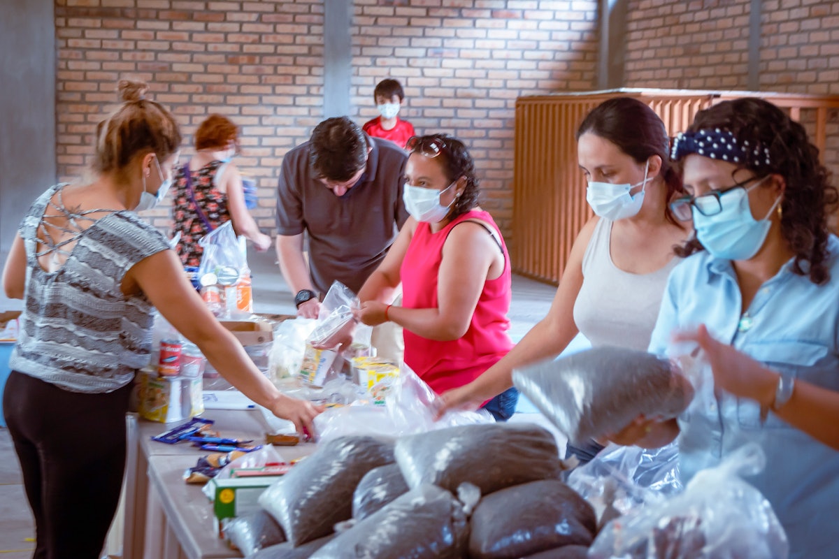 El comité de emergencia de la Asamblea Espiritual Nacional bahá'í estableció un centro de recogida de donaciones en una escuela dirigida por bahá'ís en Siguatepeque, un pueblo situado fuera de las zonas costeras más afectadas.