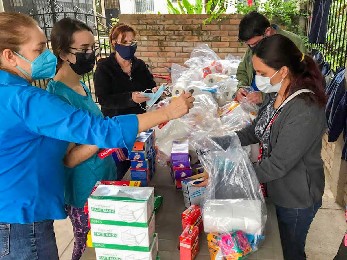 Conscientes de la creciente vulnerabilidad a la propagación del coronavirus tras las devastadoras tormentas, los voluntarios de la red del comité de emergencia distribuyen equipos de protección junto con otros suministros.