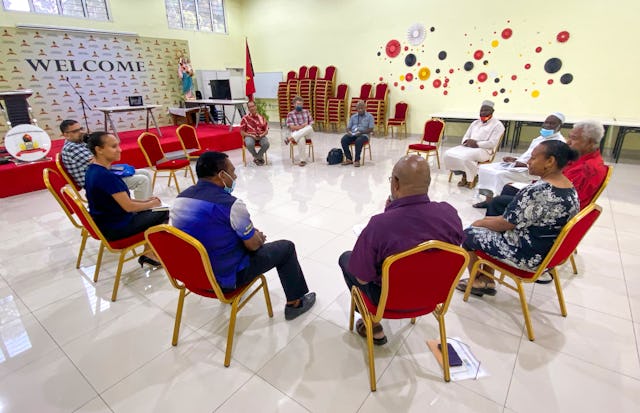 Reuniones presenciales organizadas siguiendo las medidas de seguridad exigidas por el Gobierno. Desde la celebración, la orden gubernamental obliga ahora a llevar mascarilla. Gezina Volmer, directora de la Oficina de Asuntos Externos de los bahá'ís del país, explica que las reuniones preparatorias previas al Día Mundial de la Religión fueron necesarias para construir un consenso entre las comunidades religiosas. «El primer encuentro consistió simplemente en reunir a la gente ―comenta Volmer—. Fue tan sencillo como eso. Puesto que, si no sabemos cómo reunirnos, entonces este debe ser el primer paso».