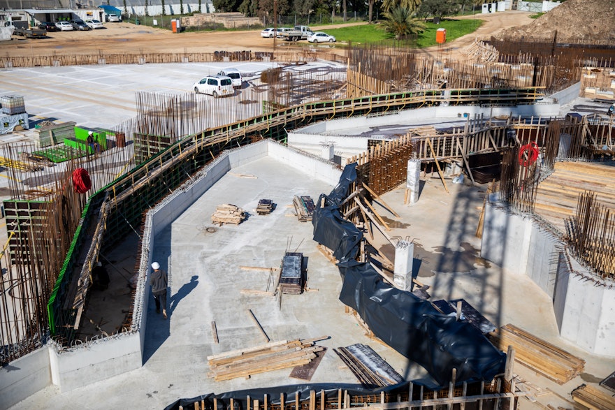 Dans la zone de la place centrale, les jardinières en béton qui retiendront le sol et l’irrigation des jardins ont été achevées.