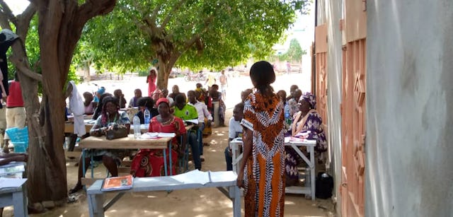 Fotografía tomada antes de la actual crisis sanitaria. Los programas educativos bahá’ís en el Chad crean lazos de amistad y capacitan para el servicio a la sociedad.