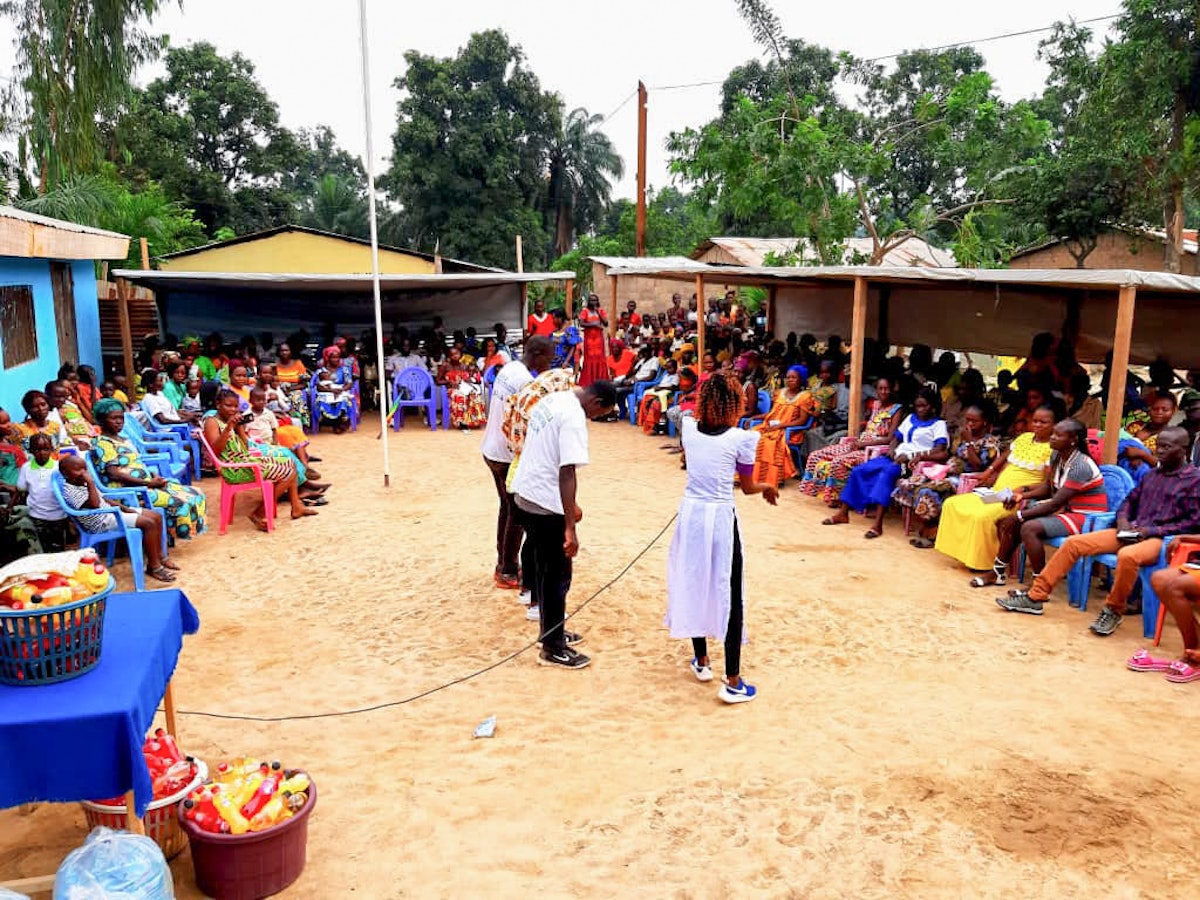 Photographie prise avant la crise sanitaire actuelle. Partout au Tchad, les participants aux efforts bahá’ís de renforcement de la communauté se réunissent fréquemment pour se consulter et réfléchir à l’action à mener.